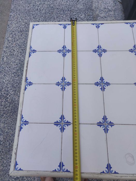 Mesa com azulejo