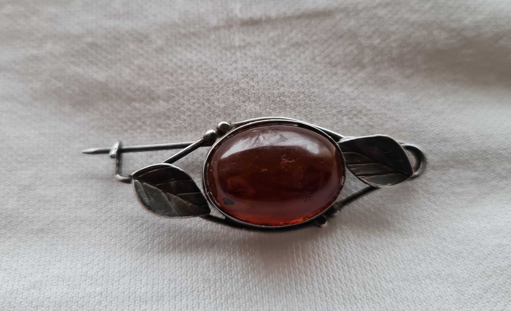 Stara broszka srebrna z bursztynem Vinted polska z patyną listki