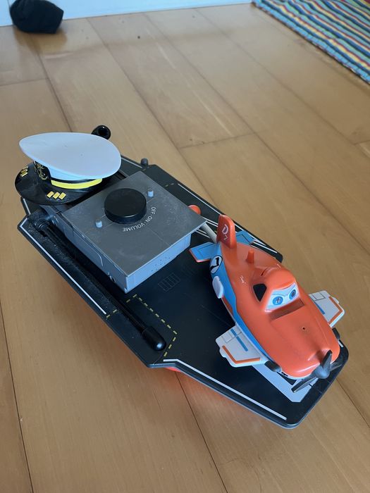 Barcos de pirata, cars e extraterres