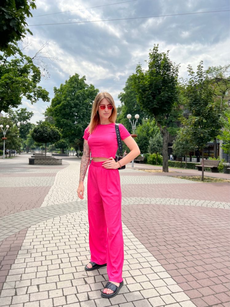 Яркий Розовый костюм на лето
