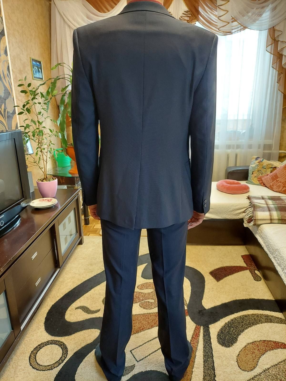 Костюм один раз одет