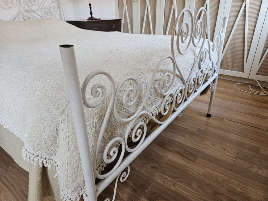Cama de casal em ferro