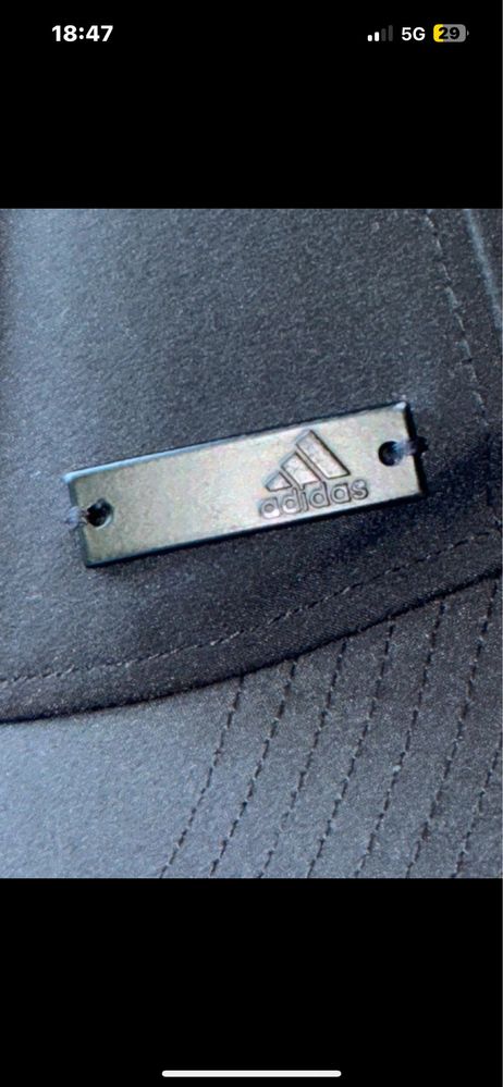 Czarna czapka adidas z daszkiem