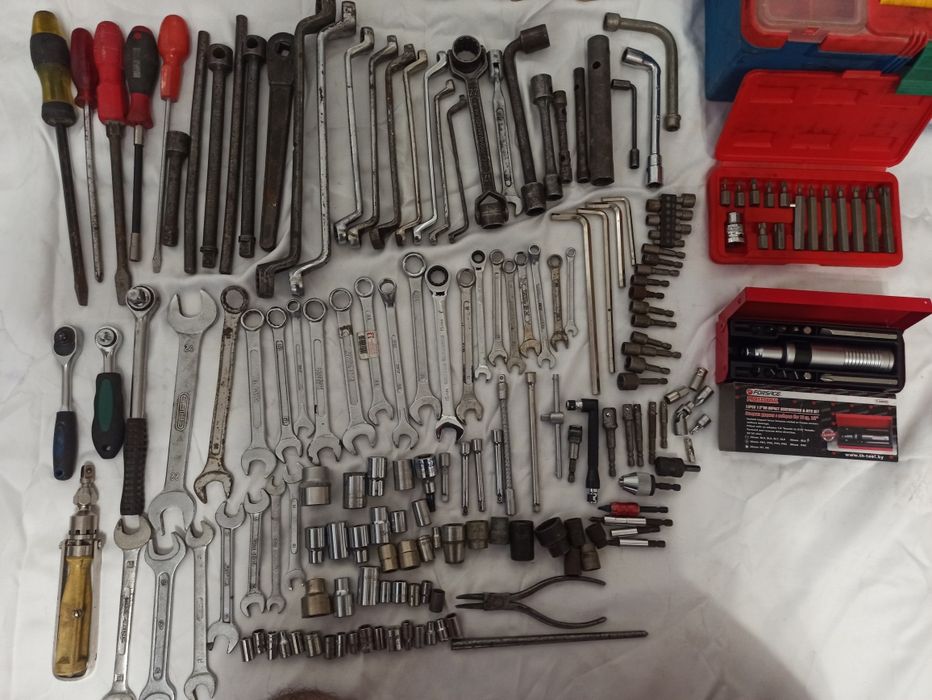 Skrzynka z narzędziami Klucze płaskie nasadowe śrubokręt udarowy