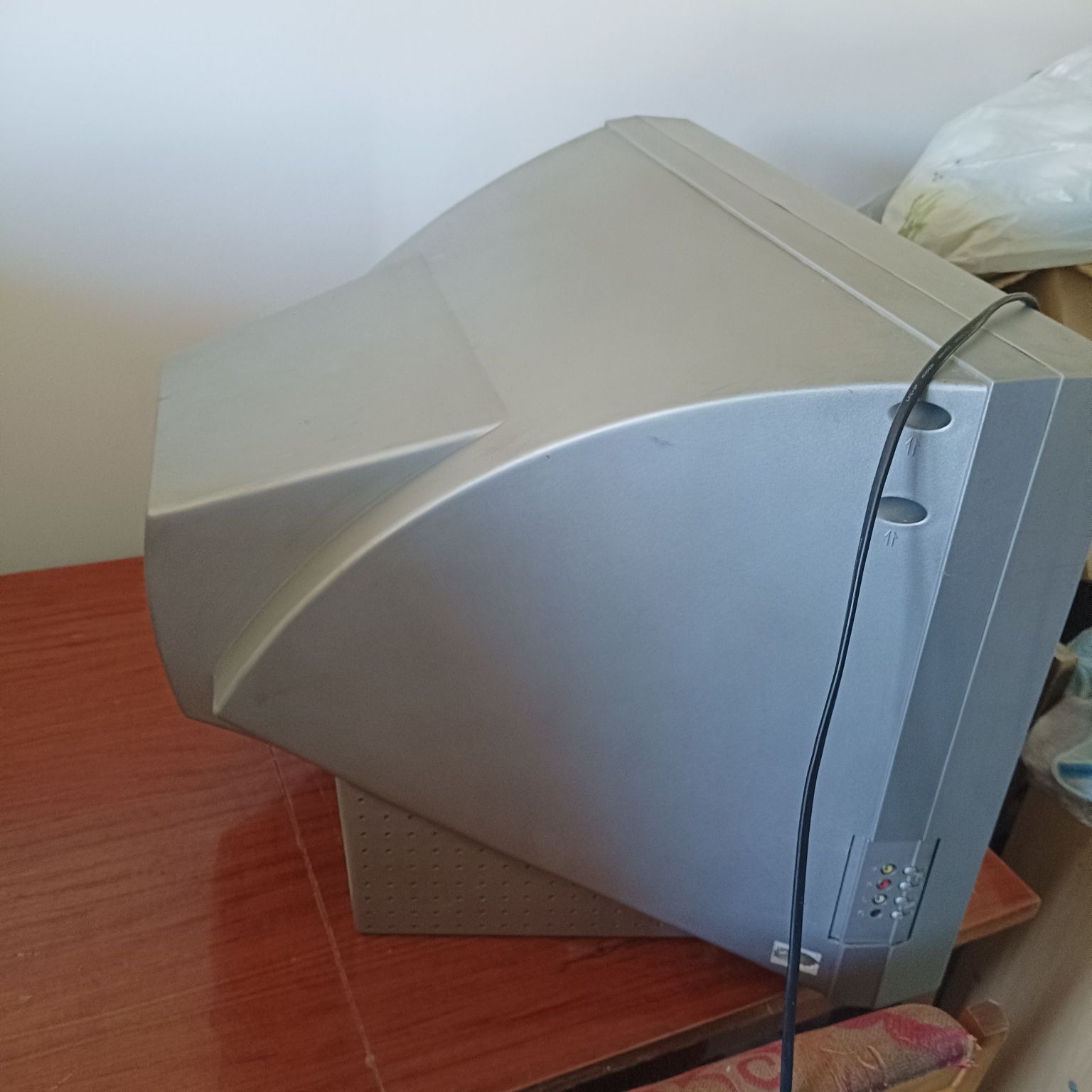 11. Stary telewizor Elemis  dla kolekcjonerów