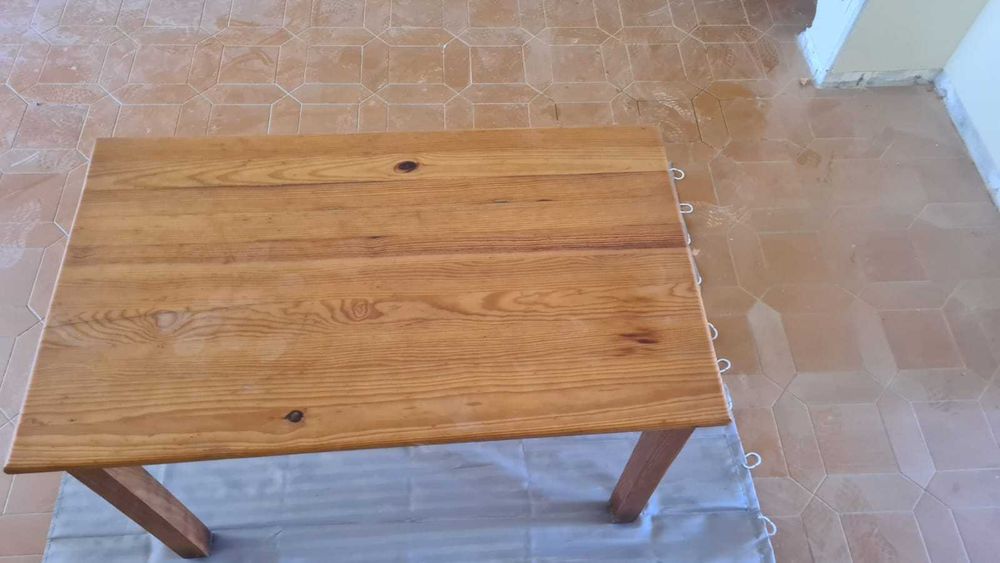 Mesa de Madeira Maciça - Ideal para Cozinha ou Escritório