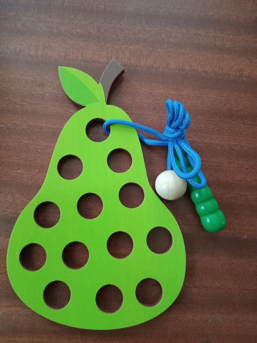 Дерев'яна іграшка зі шнурівкою