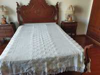 Colcha de renda em linho e algodão, feita á mão, para cama de casal.