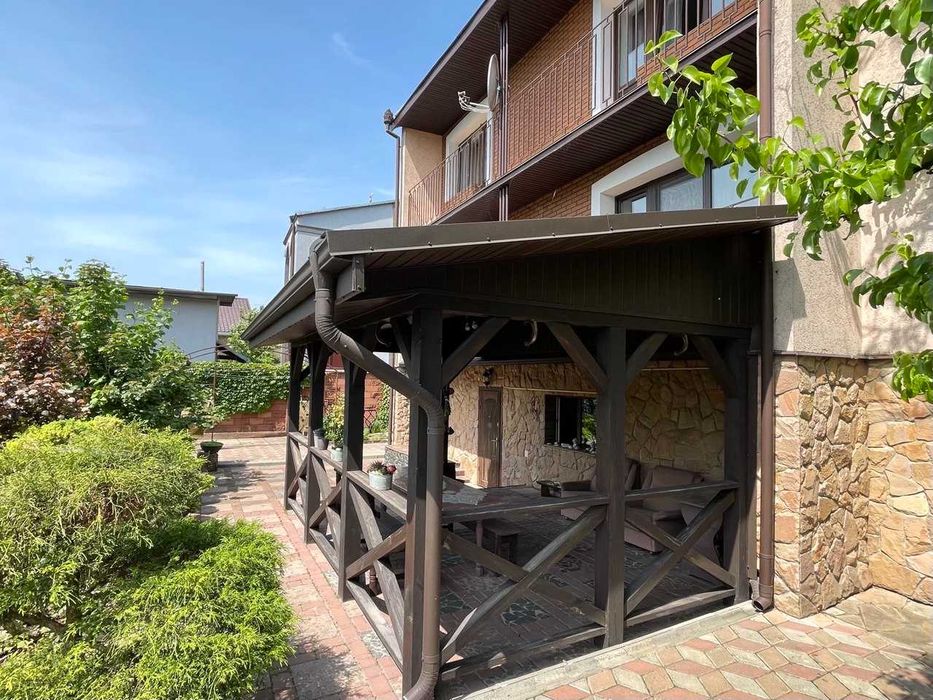 Продаж 2поверхового будинку з гаражем і ділянкою 11соток.