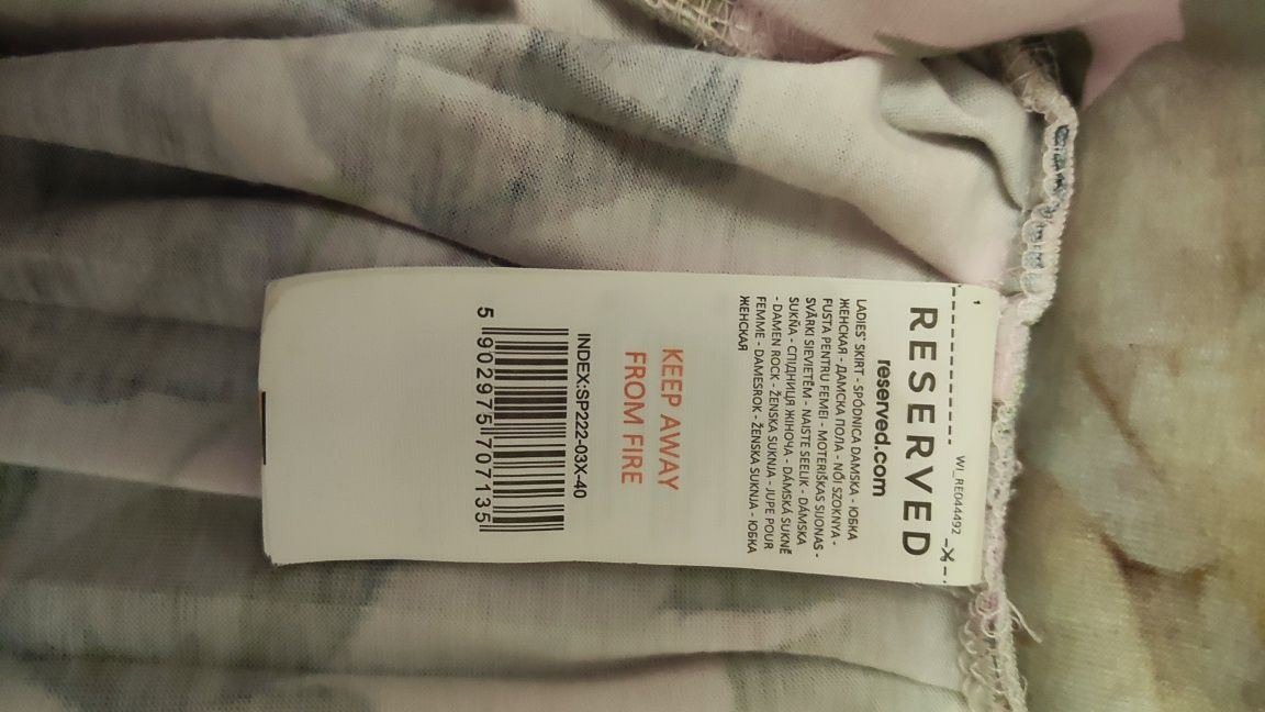 Kwiecista spódnica od Reserved w rozmiarze 40.