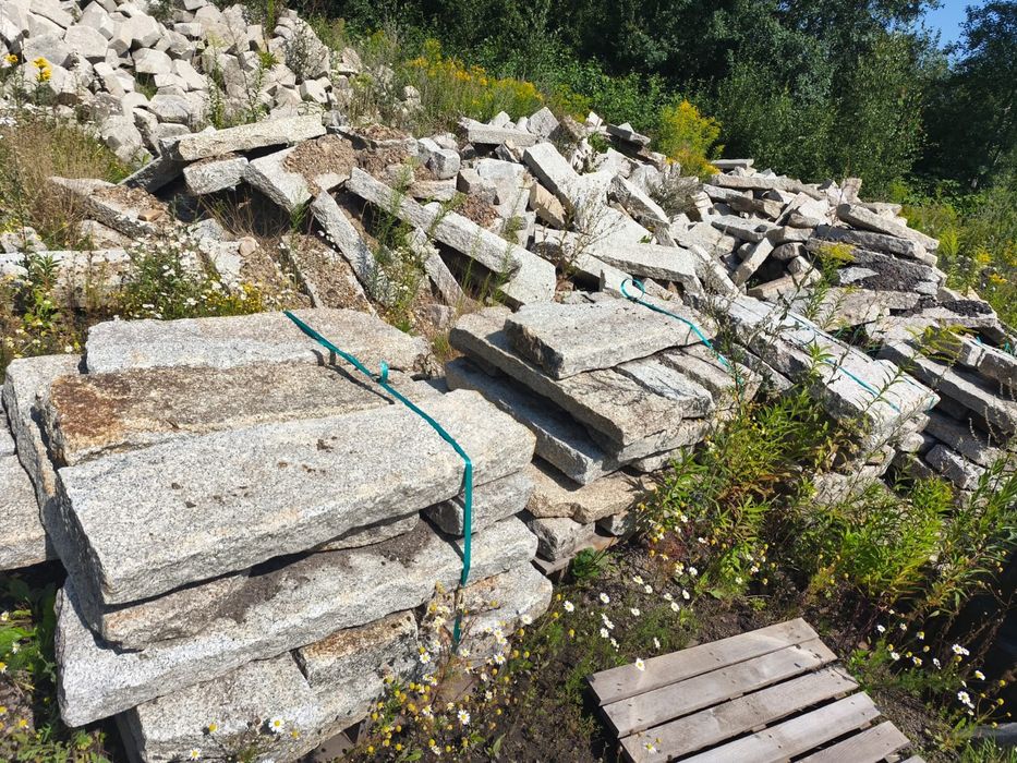 Stare rustykalne krawężniki granitowe
