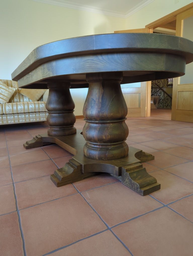 Mesa de jantar em madeira maciça