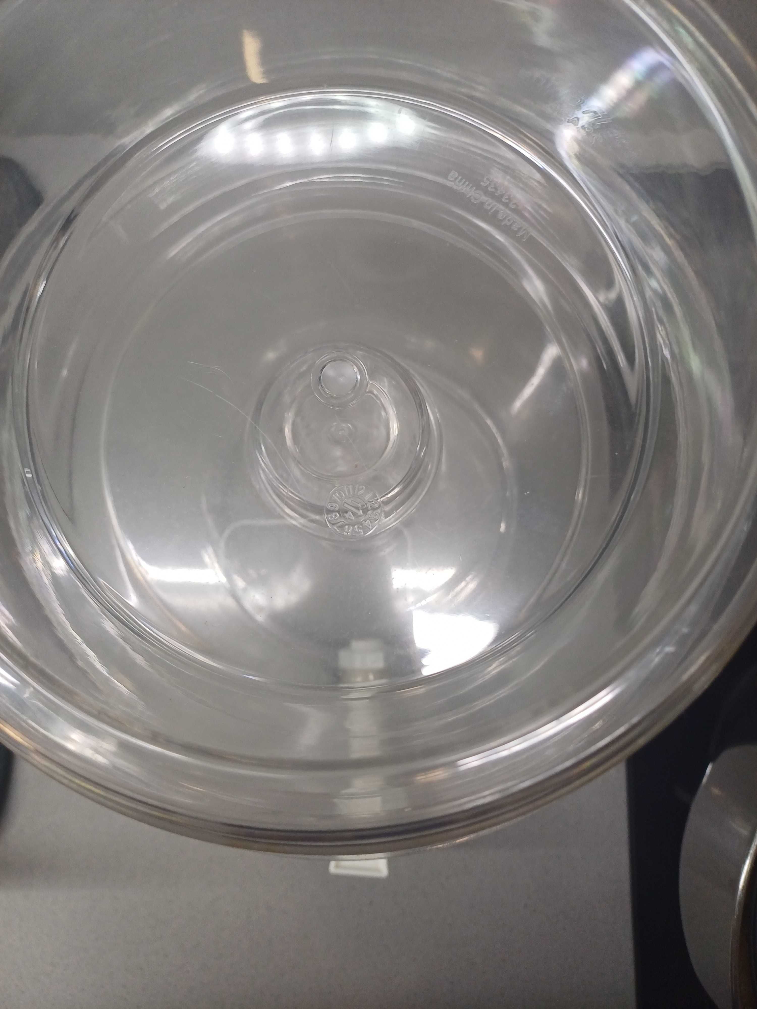 Recipiente com coluna para manter bebidas frescas