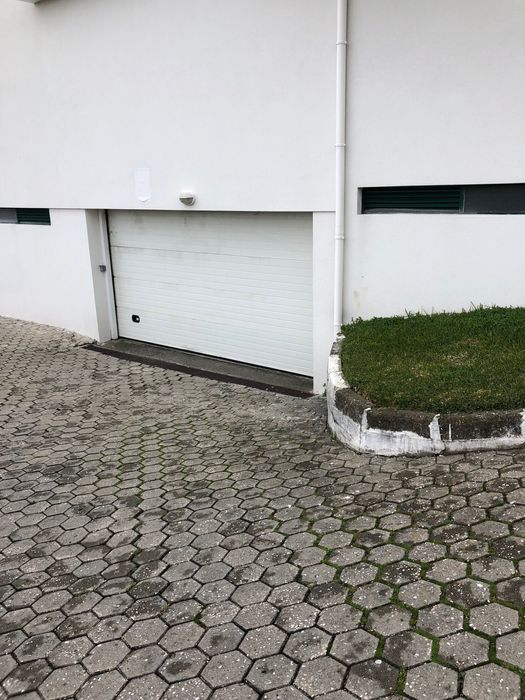 Aluguer lugar de garagem a 2 minutos a pé da estação de metro