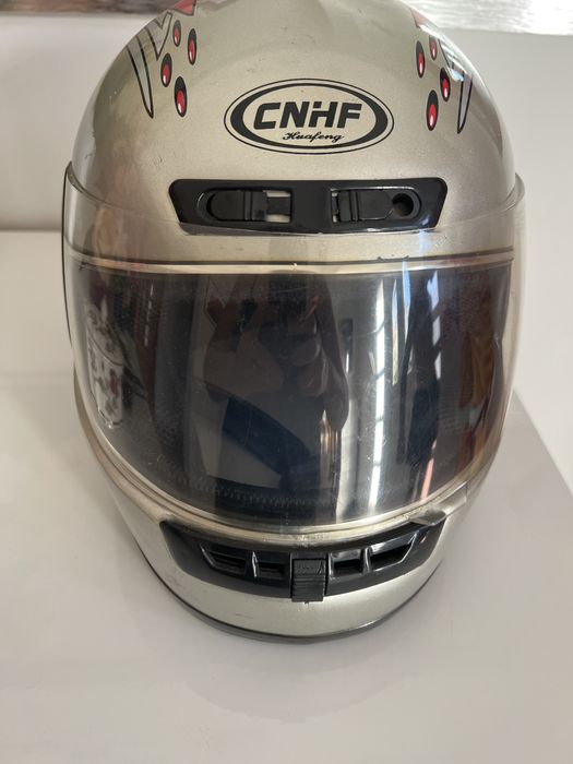 Capacete cinza e vermelho