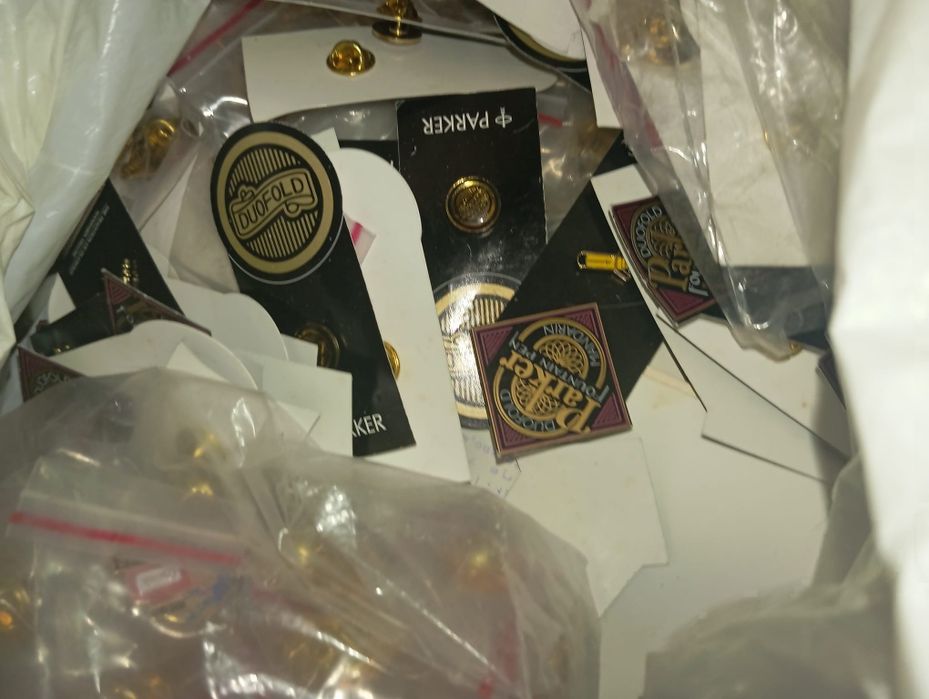 Milhares de pins da Parker são 5 diferentes com muitos repetidos