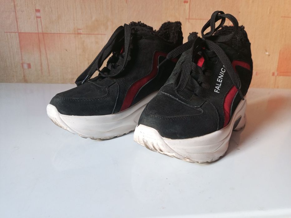 Теплі кросівки на танкетки.