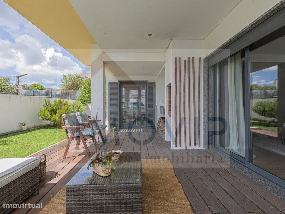 Vende-se moradia T4- Santo António da Charneca-com terraço