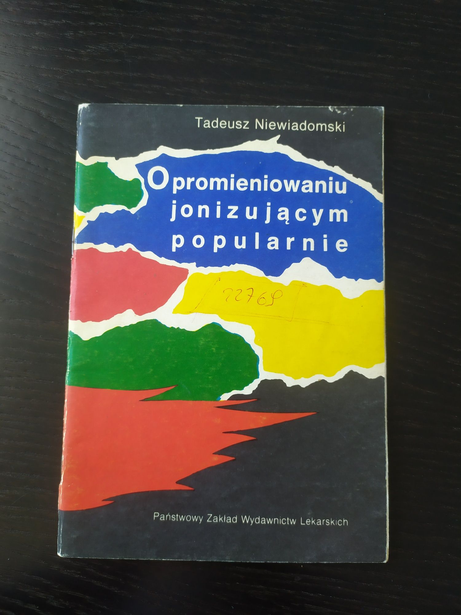 Książka O promieniowaniu jonizującym popularnie Tadeusz Niewiadomski