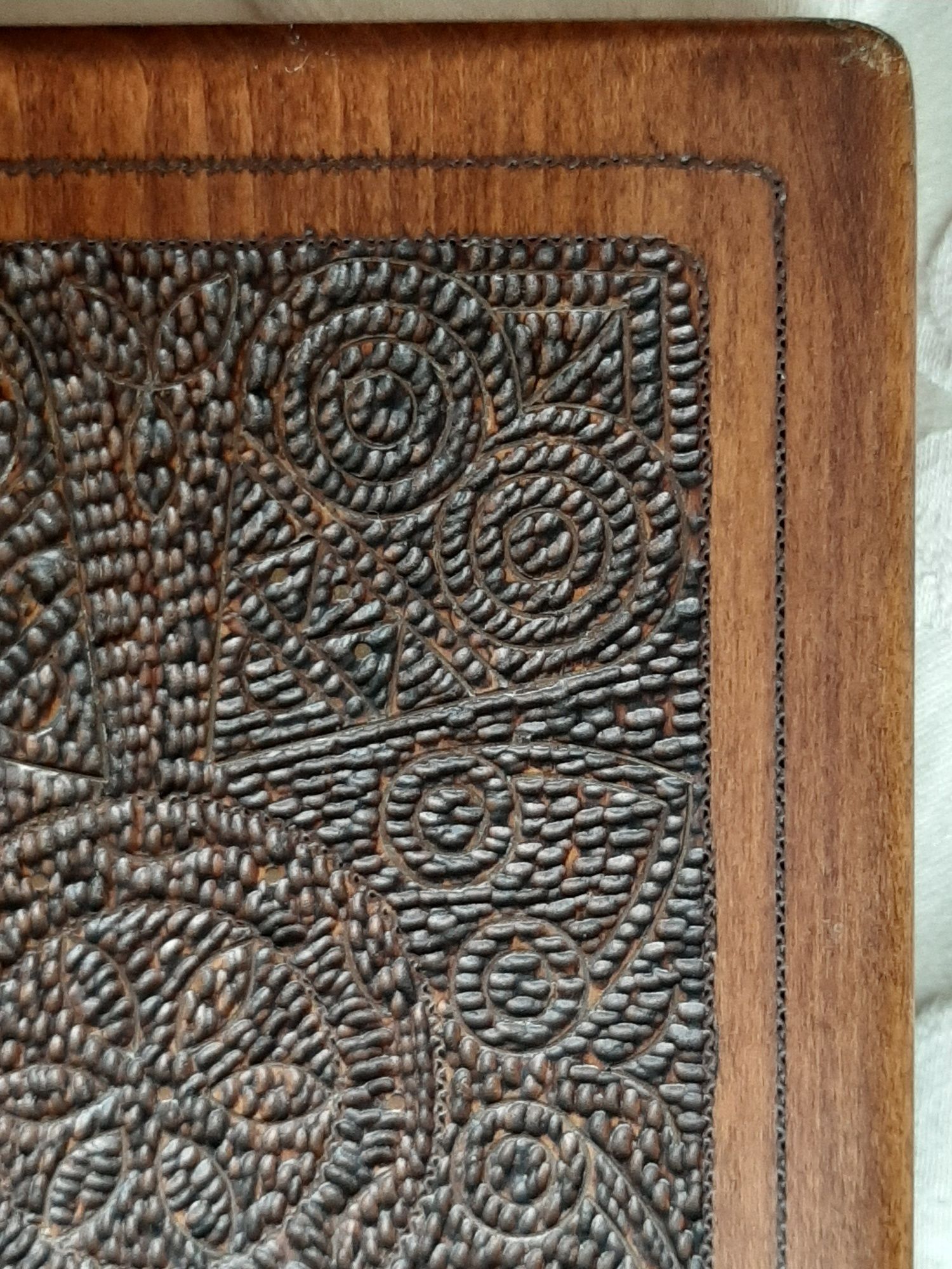 Piękna kasetka drewniana inkrustowana metalem, vintage, z PRL