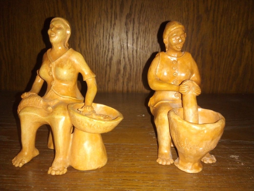 2 figuras de vendedoras do mercado em terracota do Cabo Verde-assinada