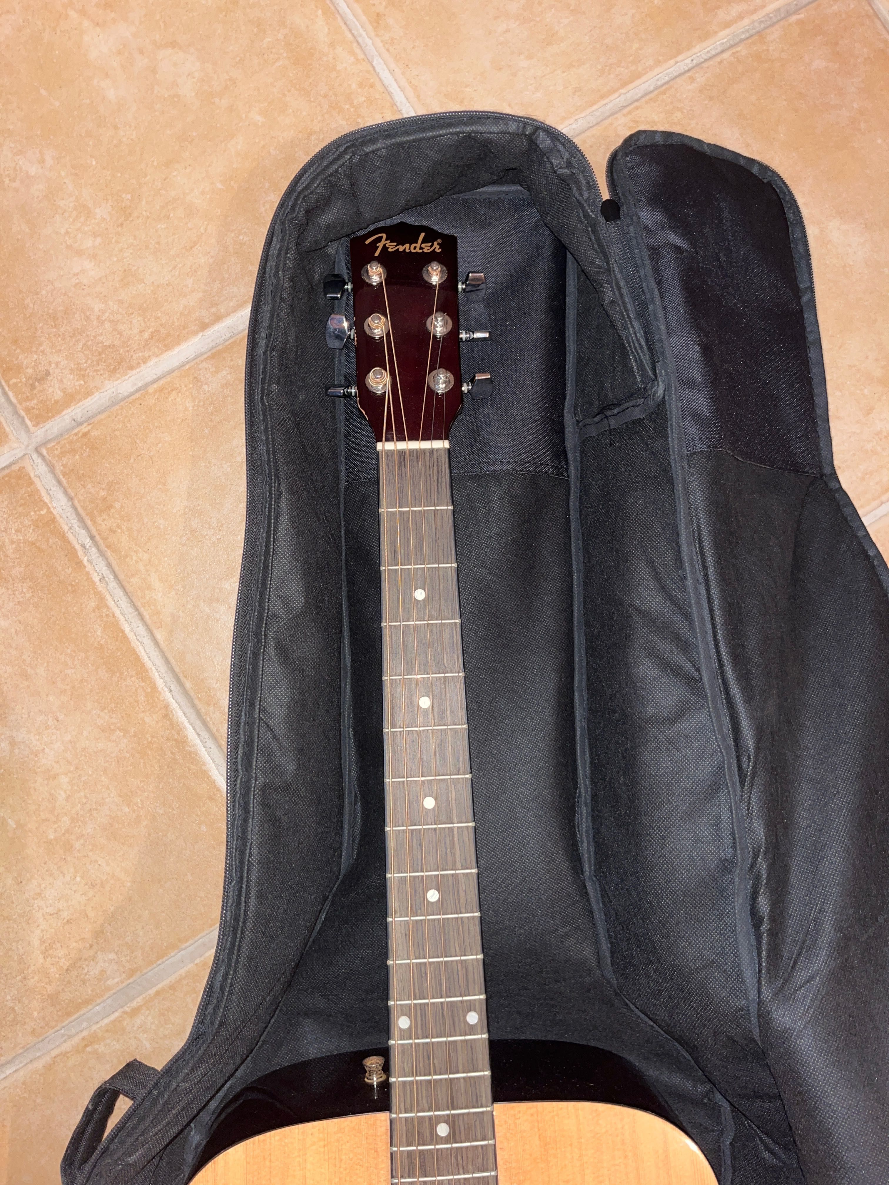 Guitarra Fender semi nova com saco e palhetas