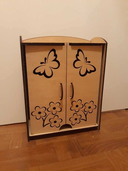 Szafa na ubrania dla lalek z wieszakami.