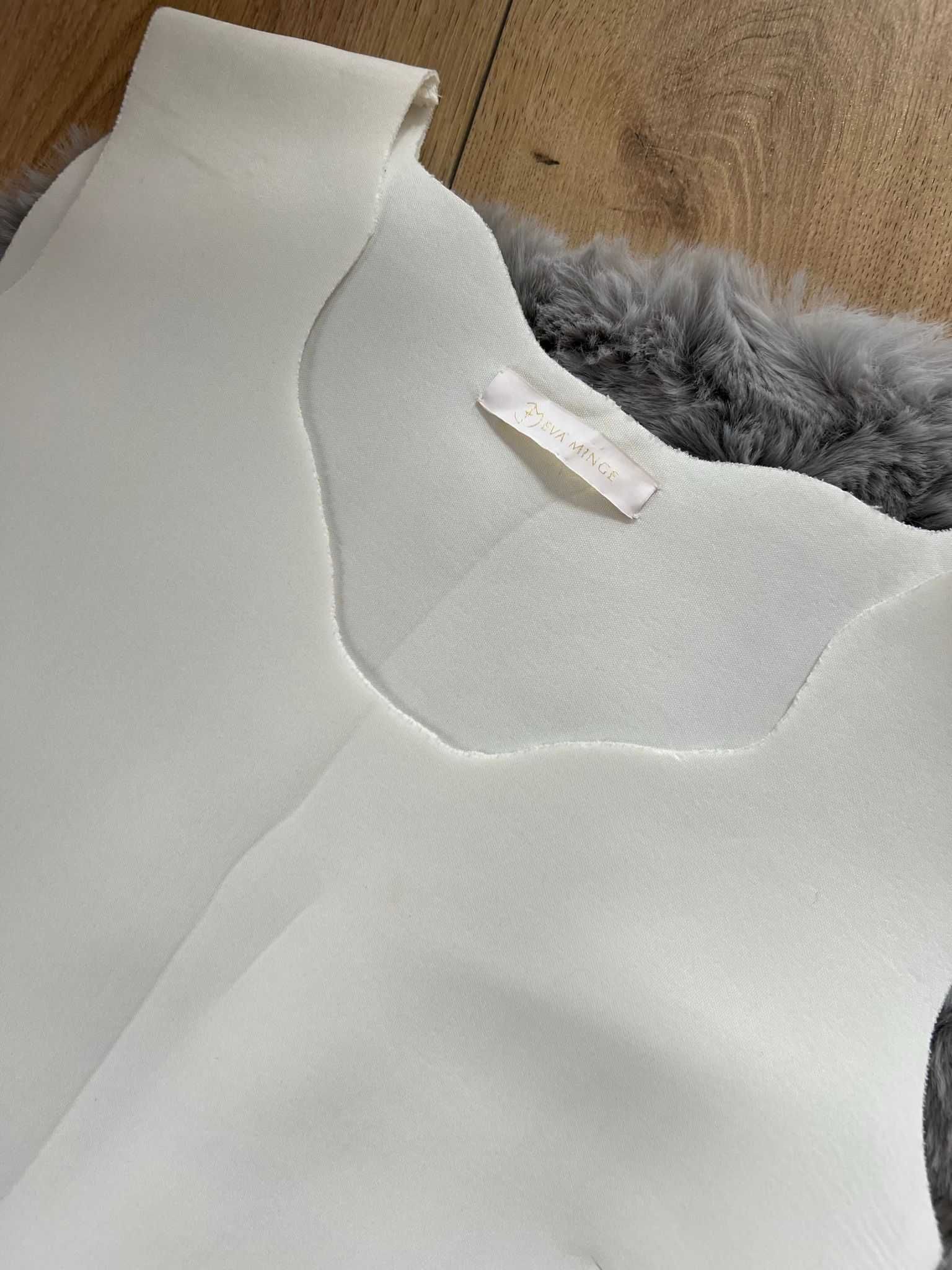 Eva Minge elegancka sukienka kremowa asymetryczna bez ramiona na lato