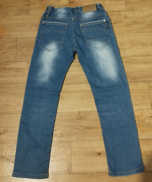 Джинси 134 см; спортивні штани 128 см