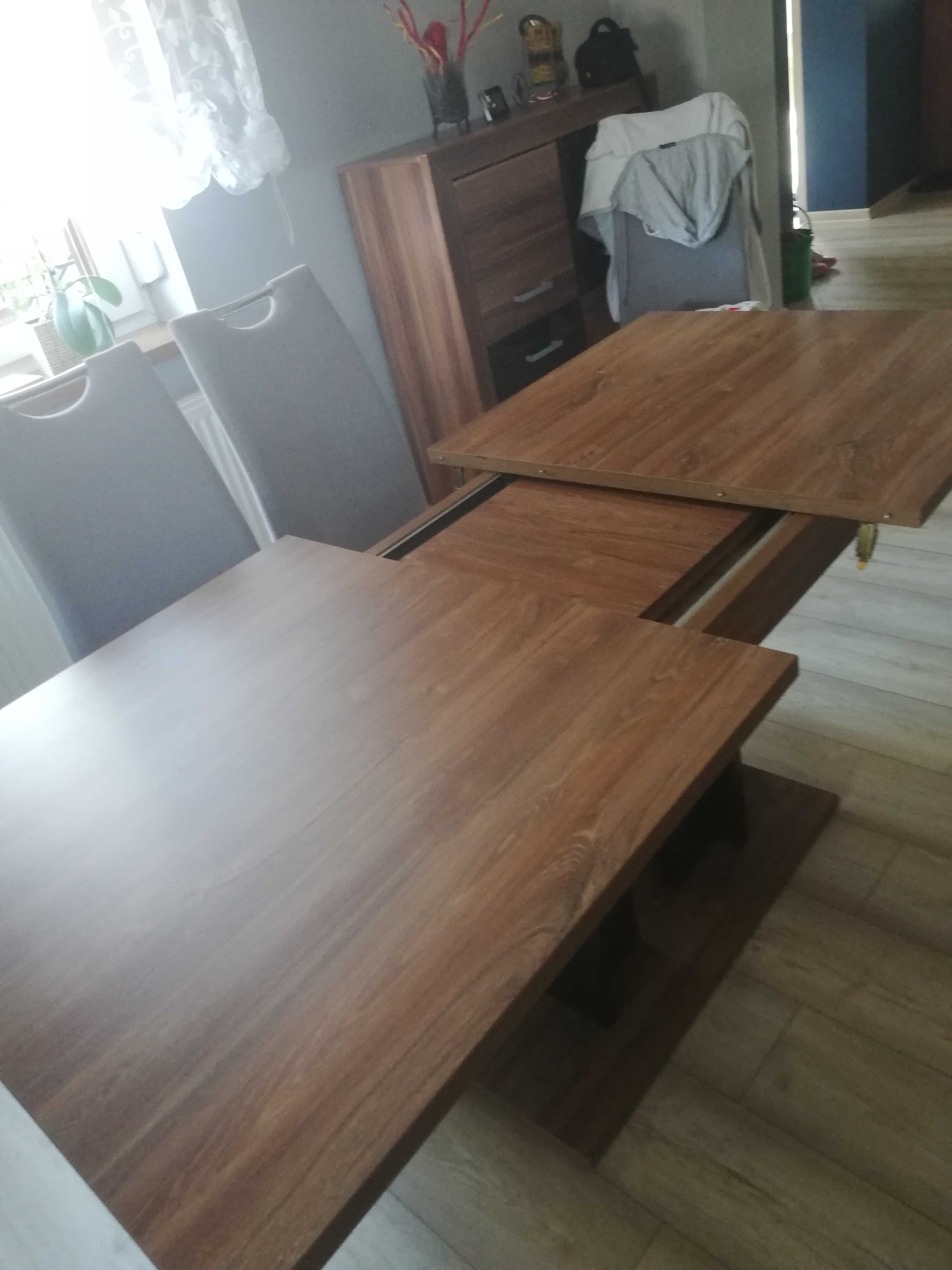 Stół do salonu w kolorze drewna