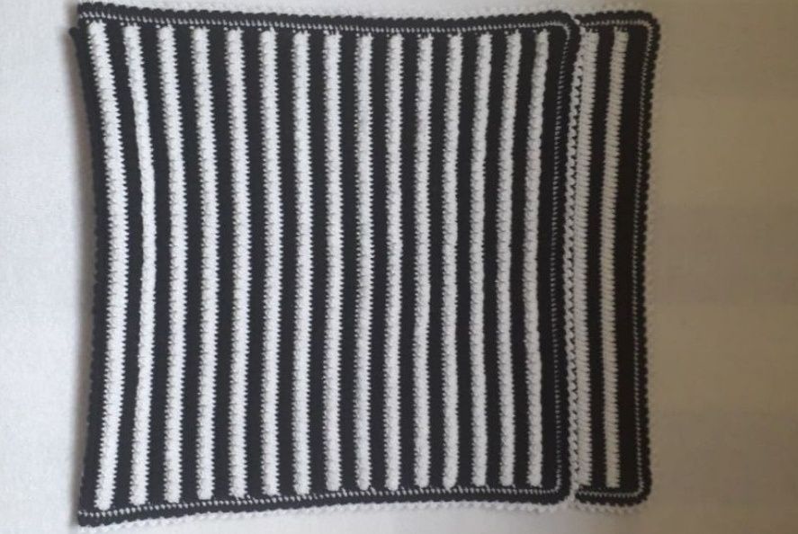Nakrycie pled ażurkowy do wózka 86x40cm w paski białe i czarne