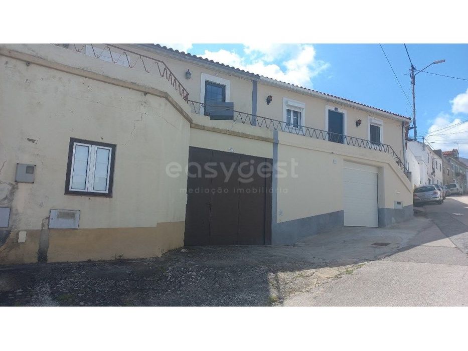 Moradia com Garagem, Terraço e Anexos em Pernes