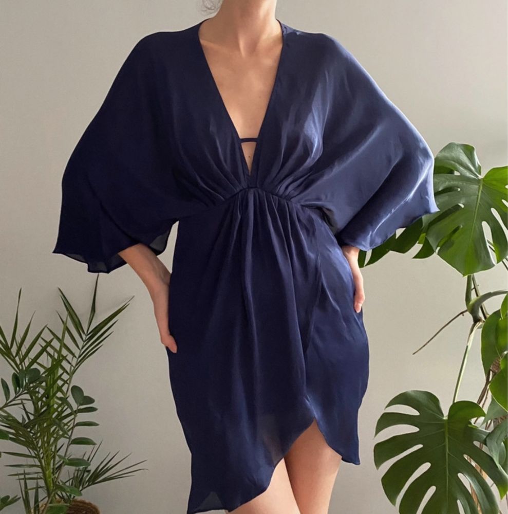 Krotka satynowa sukienka koktajlowa mini kimono