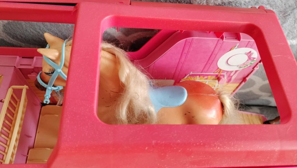 Kamper Barbie z konmi