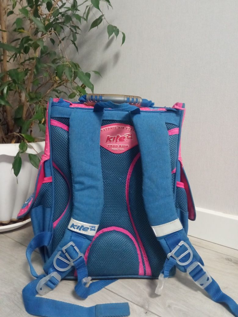 Рюкзак для дівчинки яка йде до першого класу