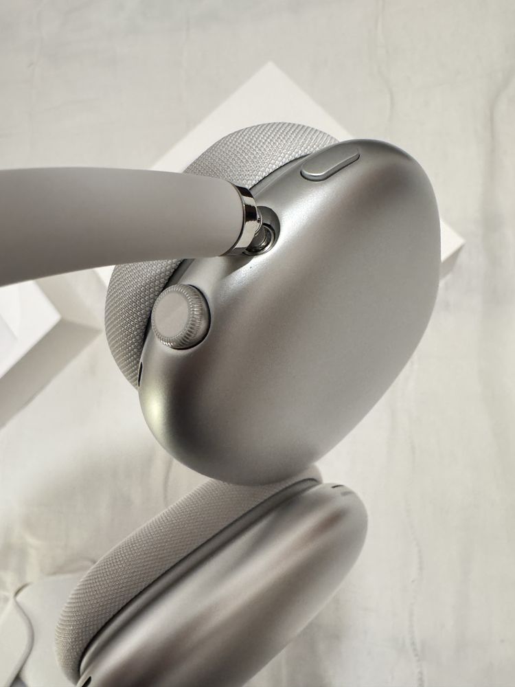 AirPods Max Ligthining