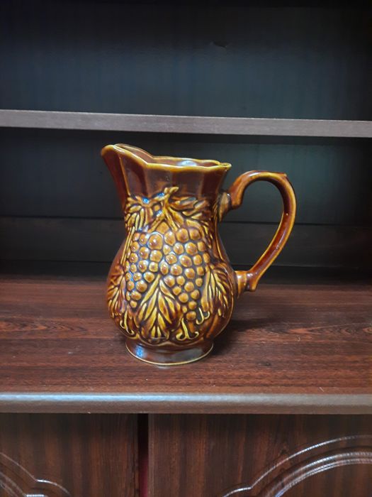 Кувшин майоліка з гронами винограду