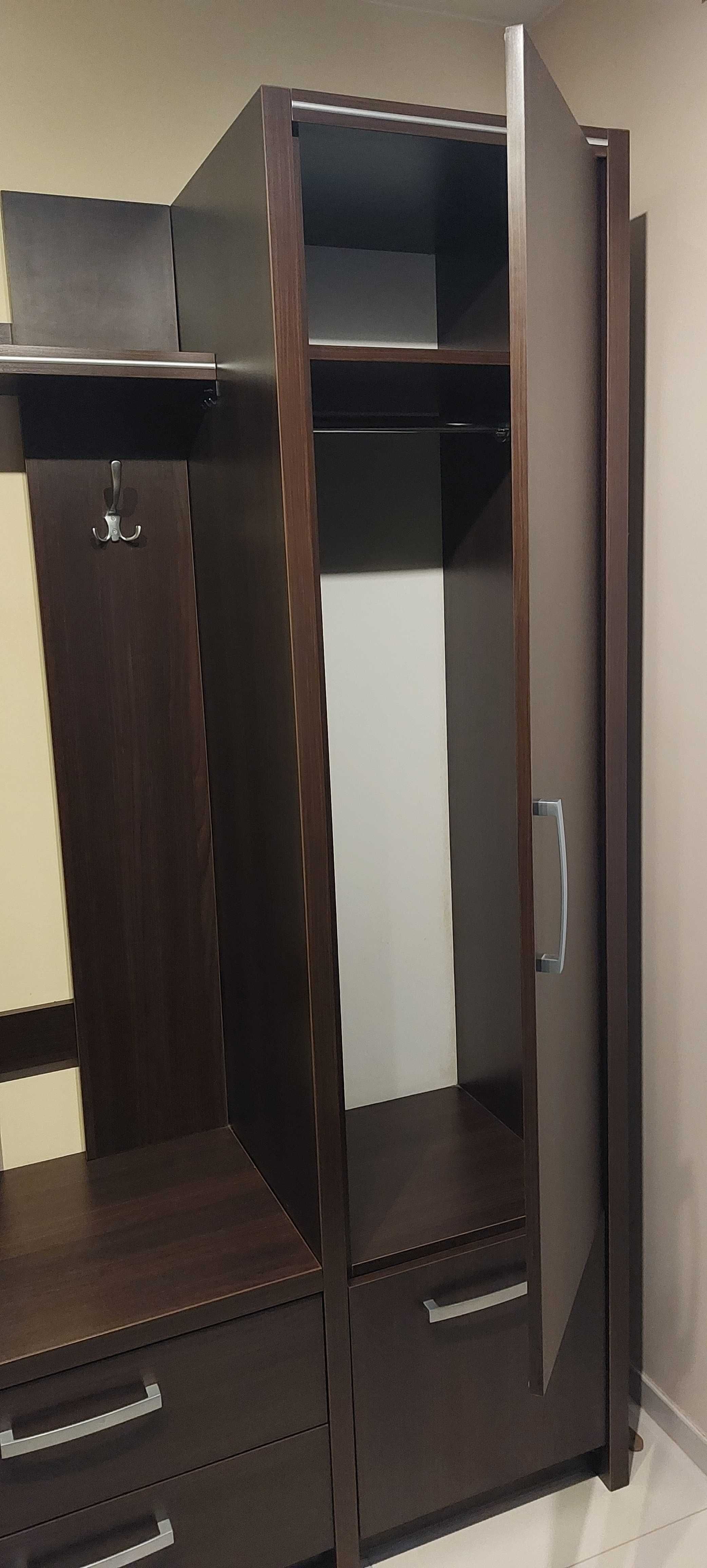 Sprzedam garderobę plus lustro.