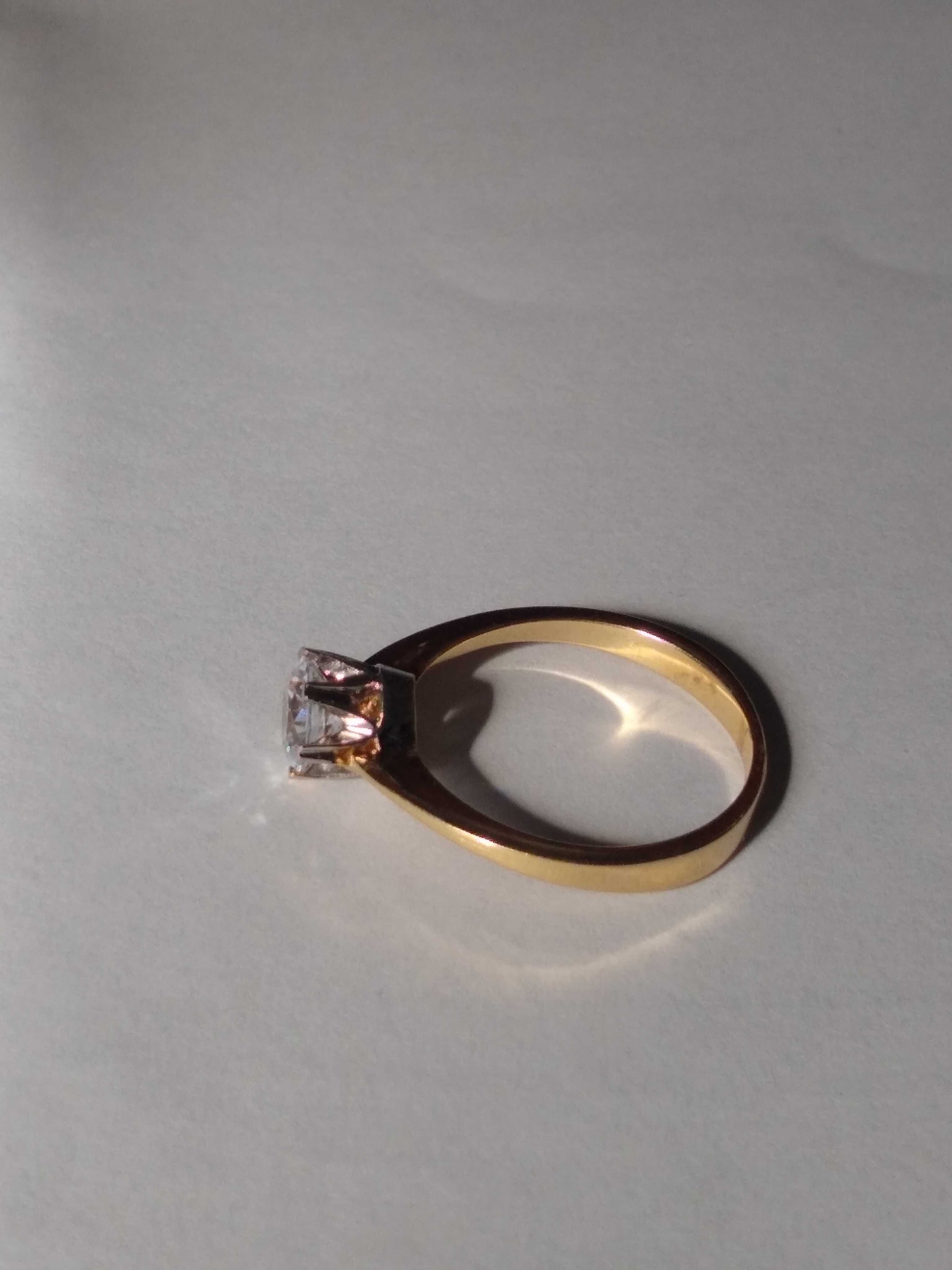Złoty pierścionek 585 z brylantem 1,01ct (certyfikat)