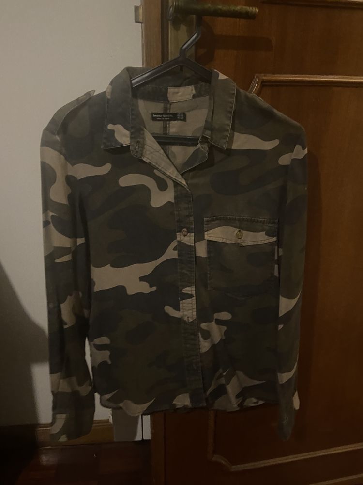 Camisa Bershka padrão tropa