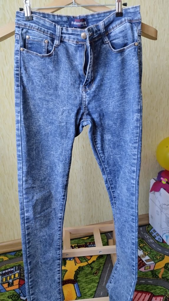 Продам пакет джинсів
