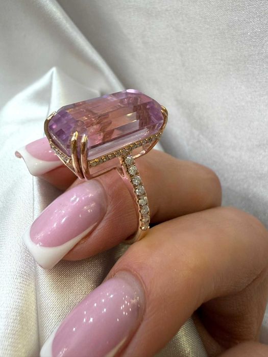 Pierścionek kunzyt 17.26 CT i diamentami naturalnymi 0.43 CT IGI