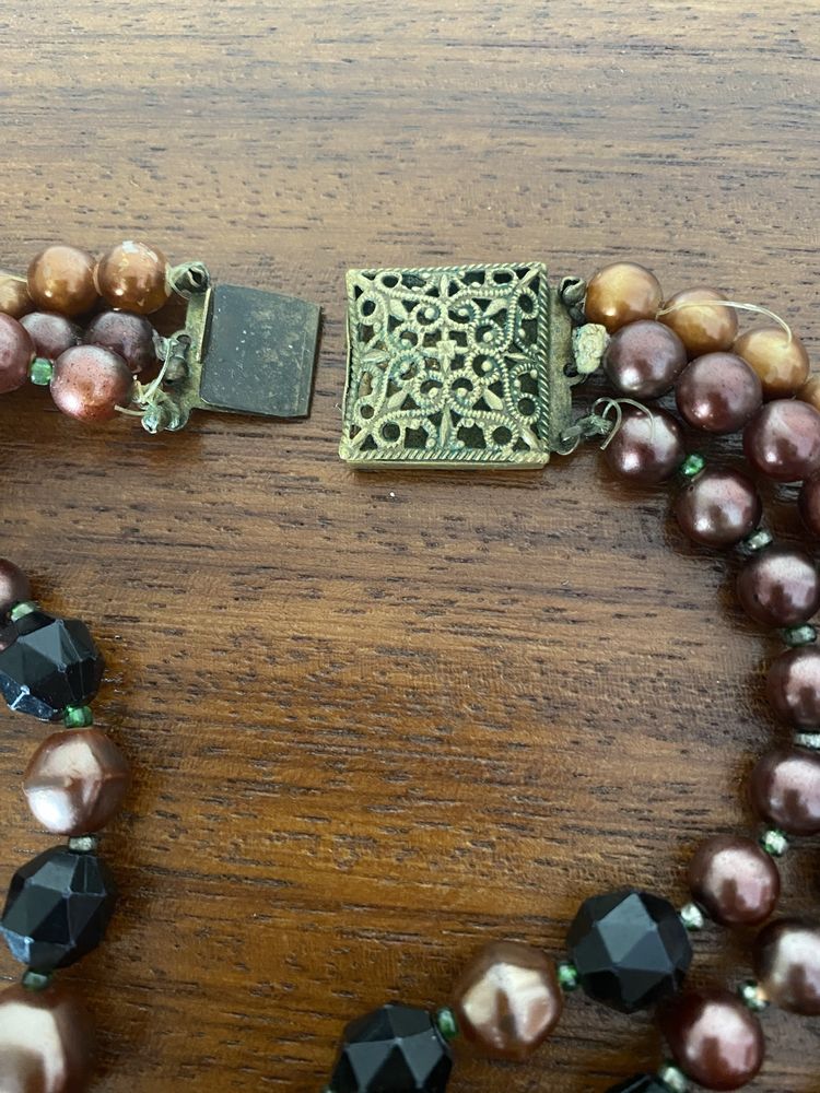 Conjunto de colares e uma gargantilha dos anos 50