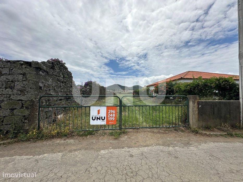 Prédio Misto no Pico da Pedra