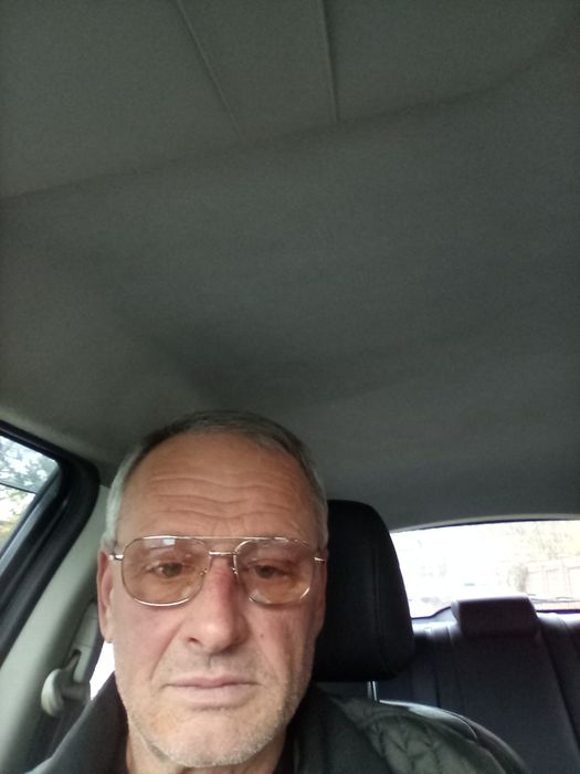 Водій зі своїм авто Ніссан Жук