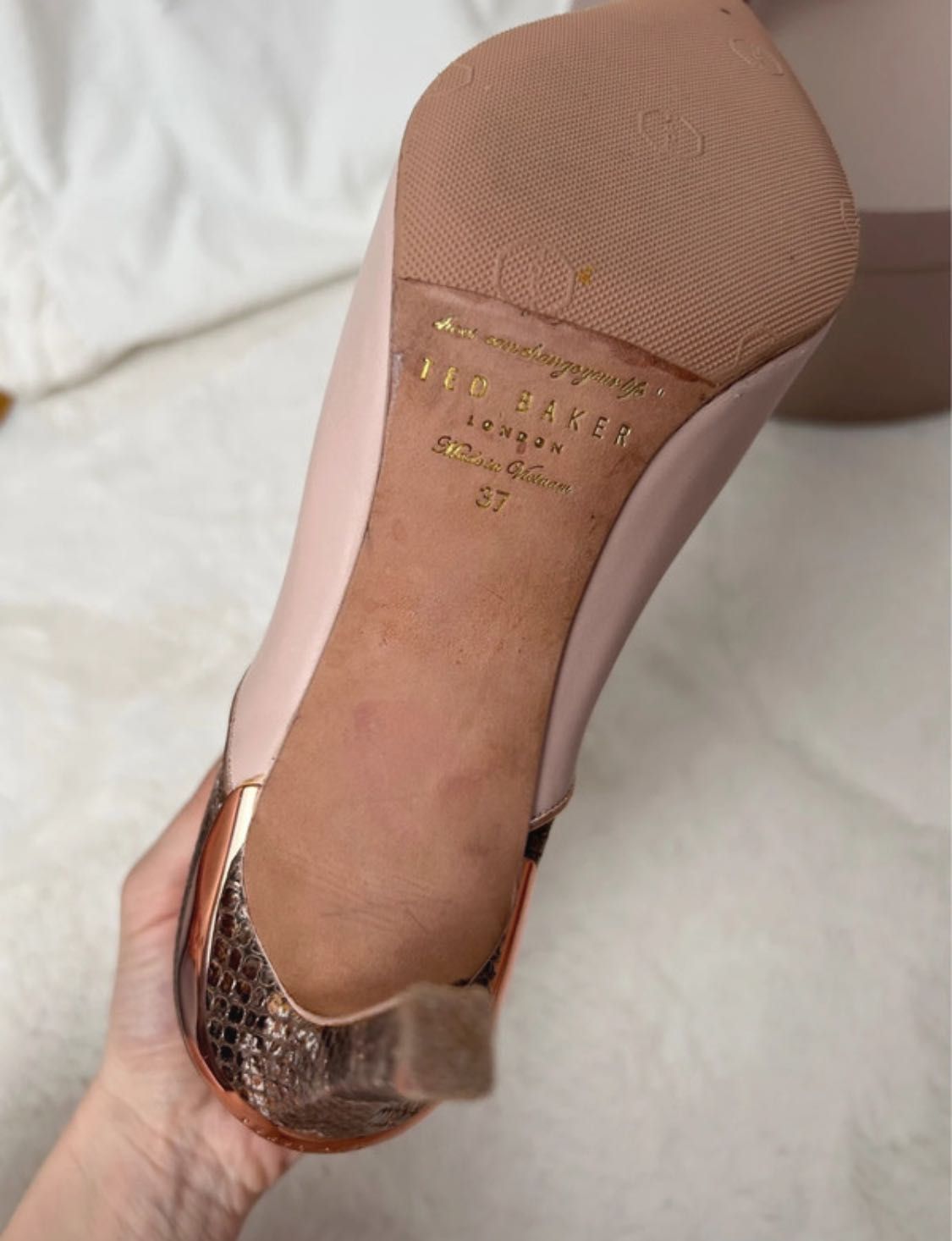 botki na szpilce pudrowy róż skóra naturalna Ted Baker London 37