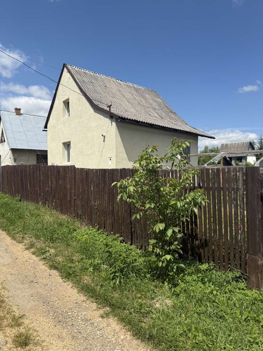 Дачний будинок із земельною ділянкою