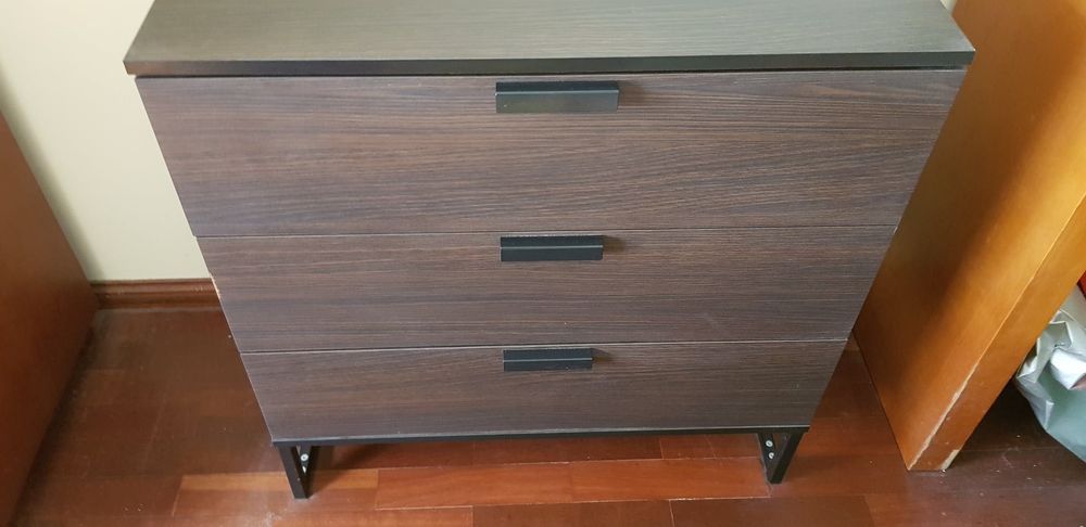 Cama e cómoda castanha escura