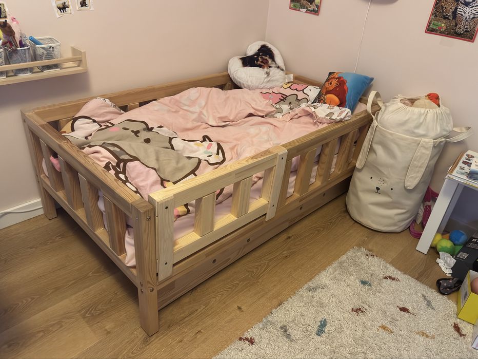 Drewniane łóżko dziecięce 80x140 z barierkami i pojemnikiem