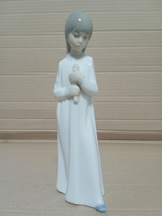 Статуэтка "Девушка со свёртком". Испания.